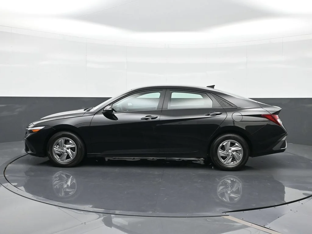 Certified Used 2025 Black Hyundai SE image 5