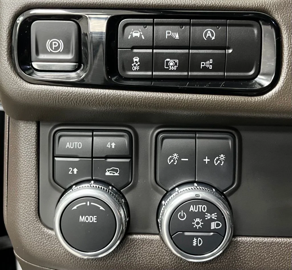 Used 2025 White GMC Elevation image 33