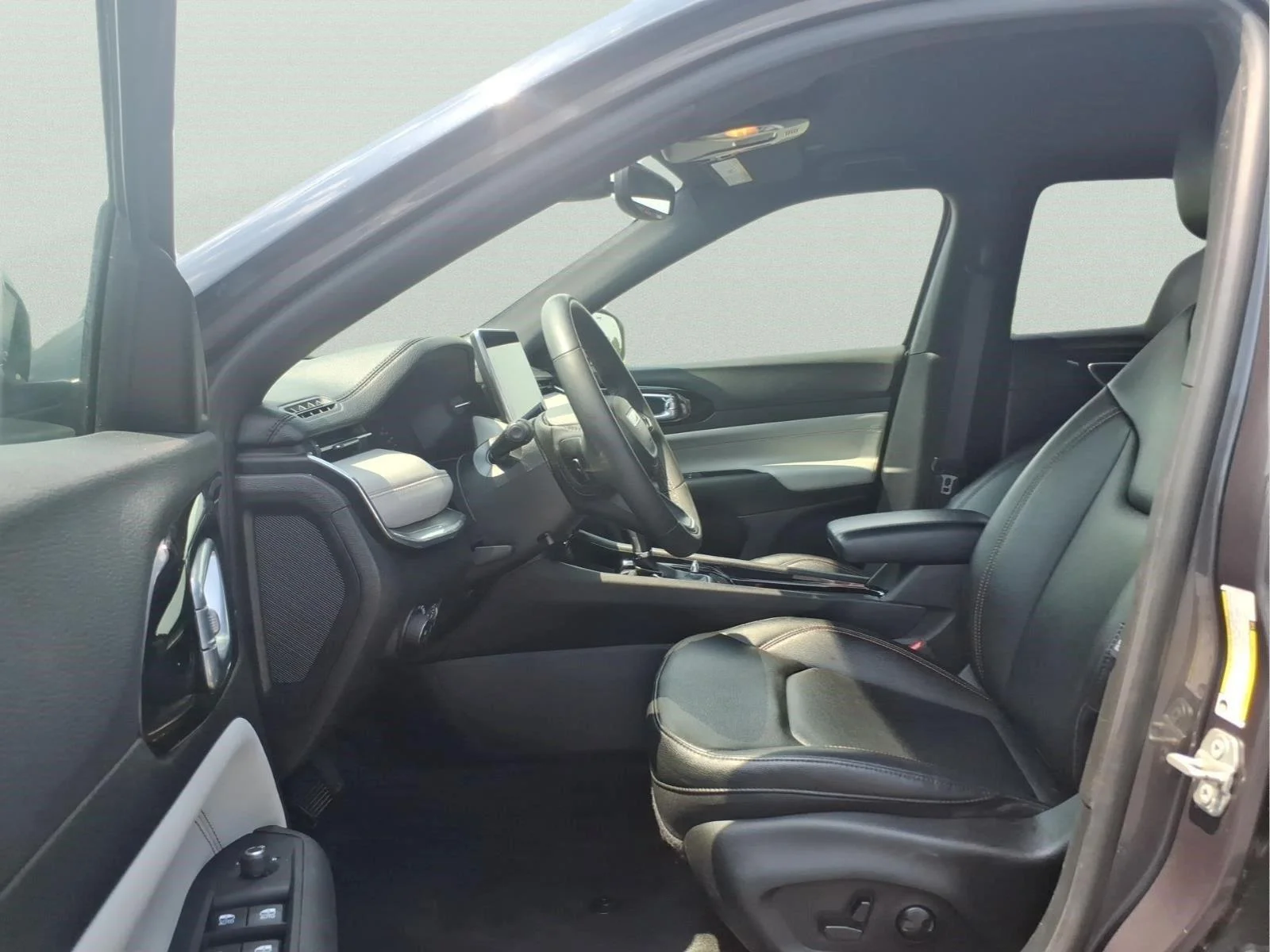 Used 2024 Baltic Gray Metallic Clearcoat Jeep Limited image 17