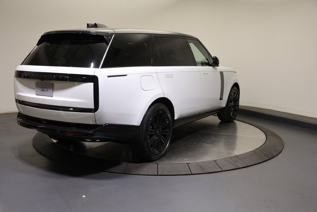 New 2027 Fuji White Land Rover SE image 5