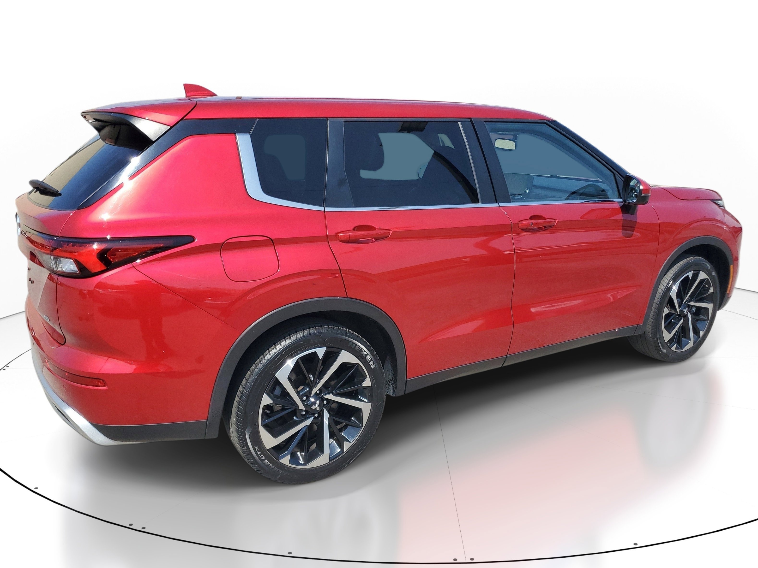 Used 2023 Red Mitsubishi SE image 2