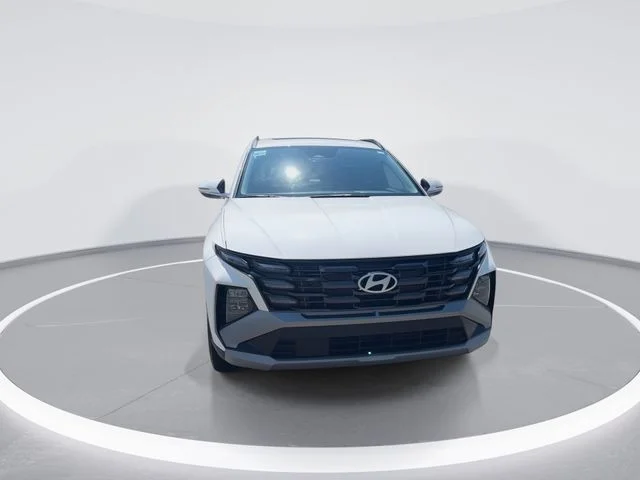 Used 2025 White Hyundai SEL Convenience image 3