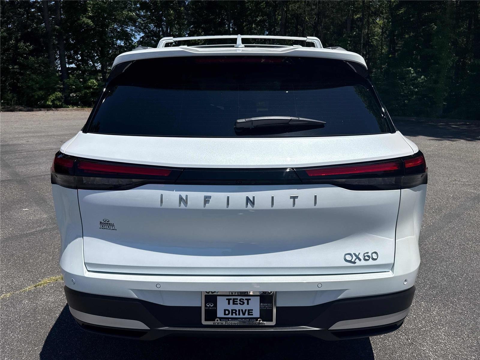 New 2027 RADIANT WHITE INFINITI Luxe FWD image 7