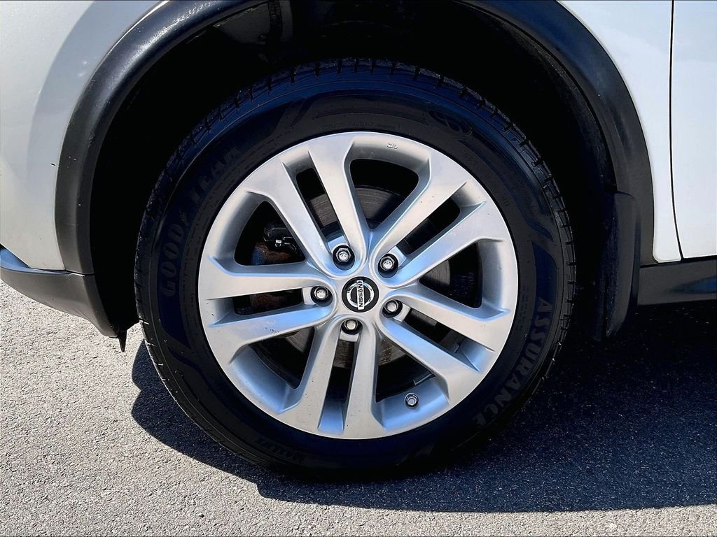 Used 2016 White Nissan SV image 22