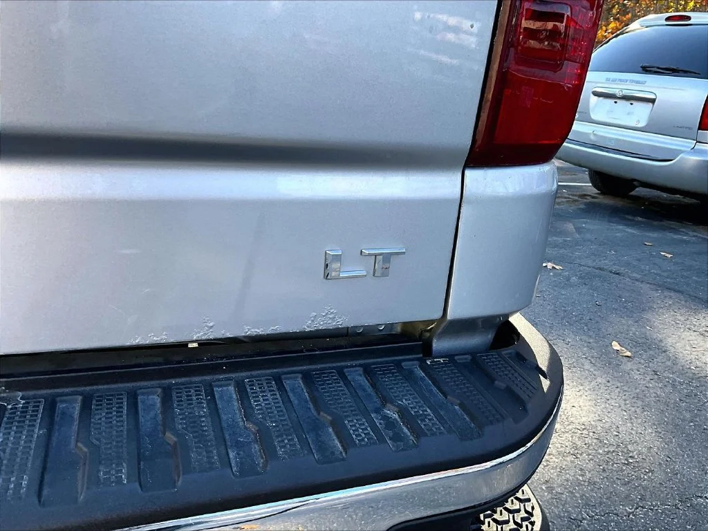 Used 2019 Silver Ice Metallic Chevrolet LT image 29