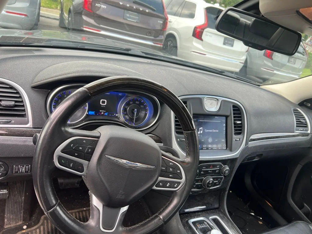 Used 2018 Crystal Metallic Chrysler Limited image 9