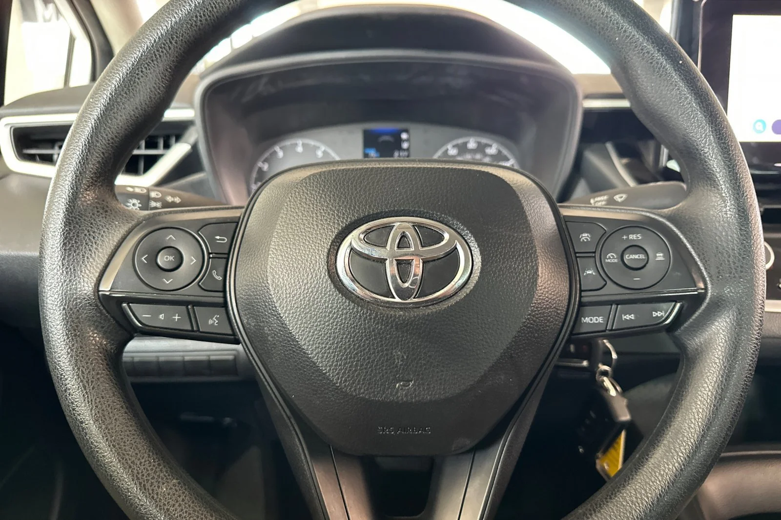 Used 2025 White Toyota LE image 21