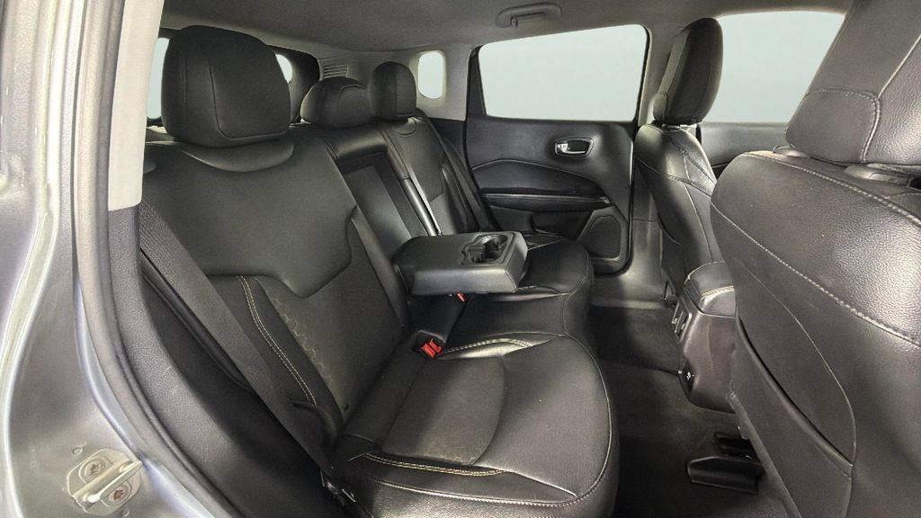Used 2020 Silver Jeep Latitude FWD image 28