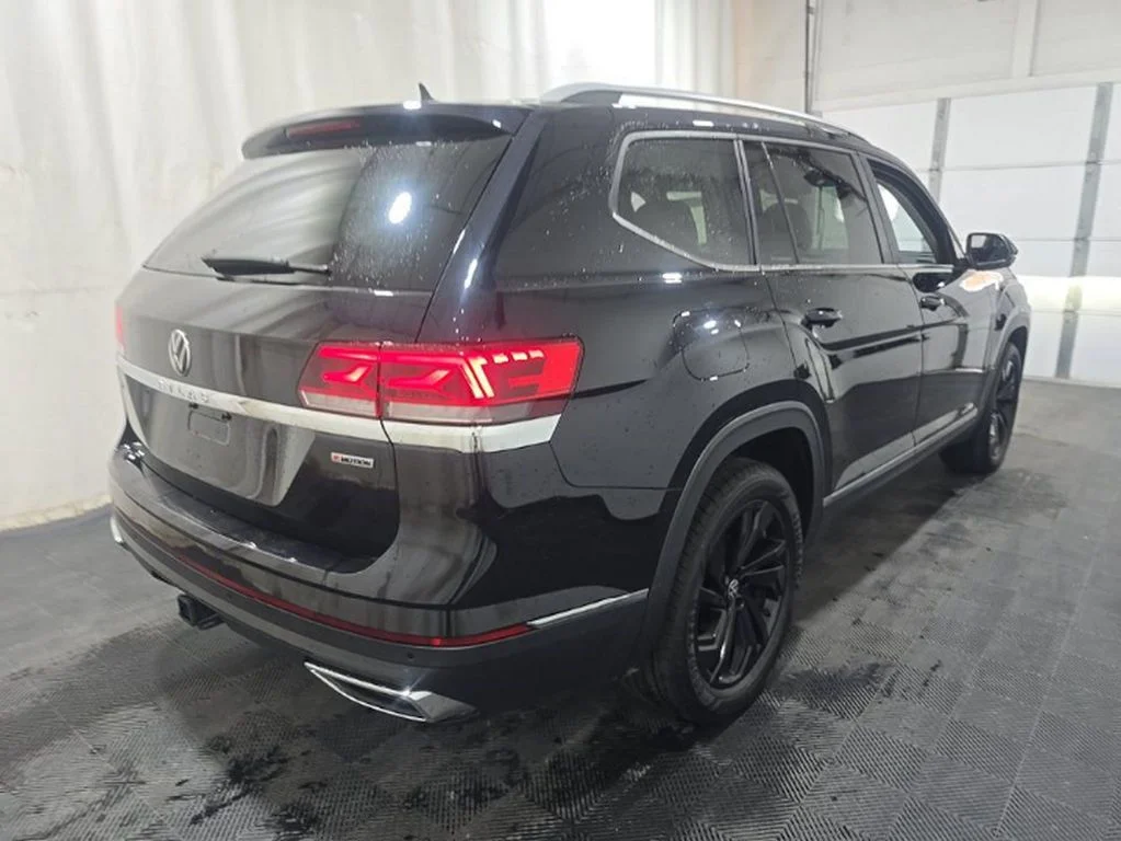 Used 2022 Black Volkswagen SEL image 4