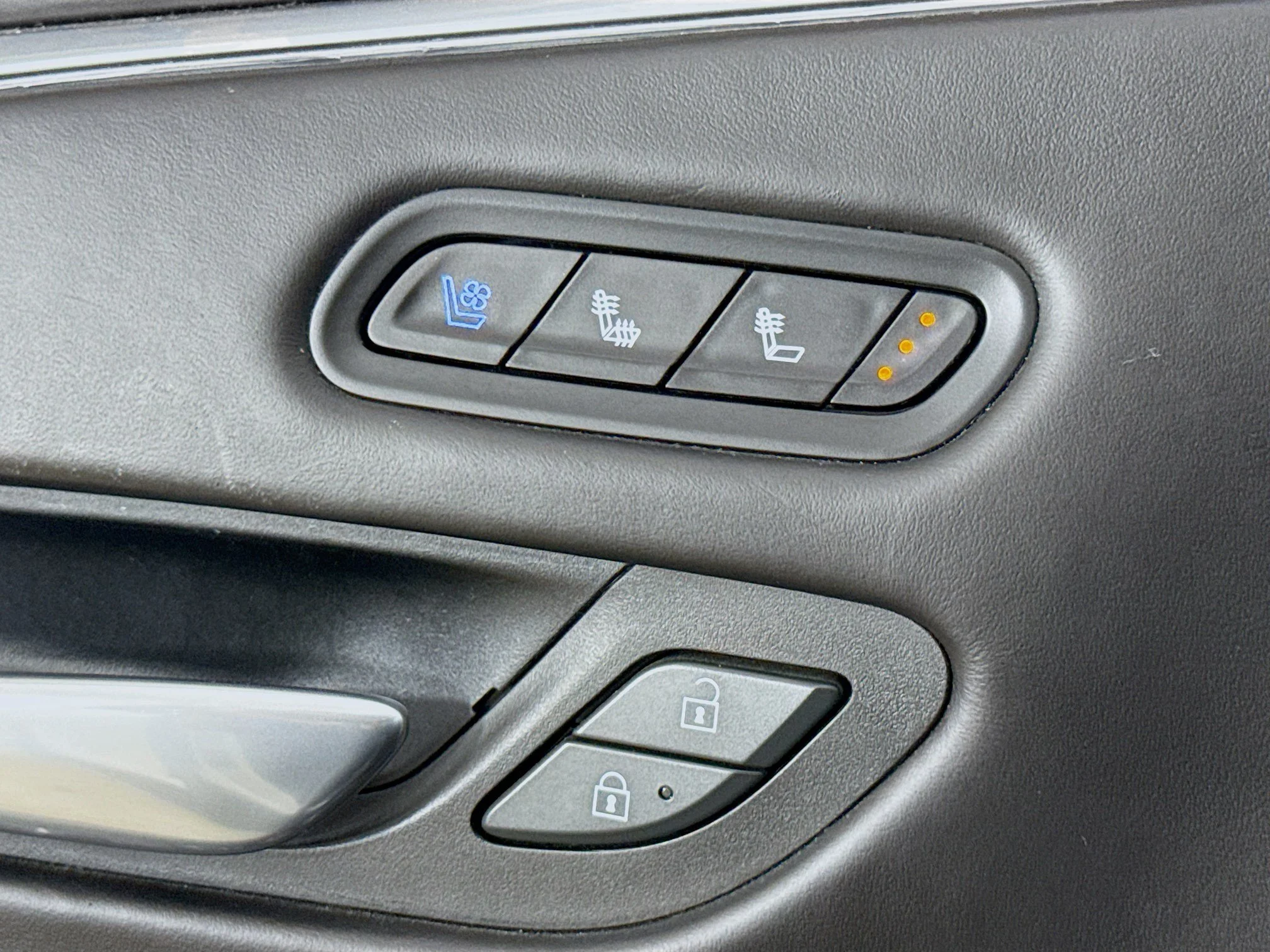 Used 2023 Crystal White Tricoat Cadillac Sport Platinum image 23