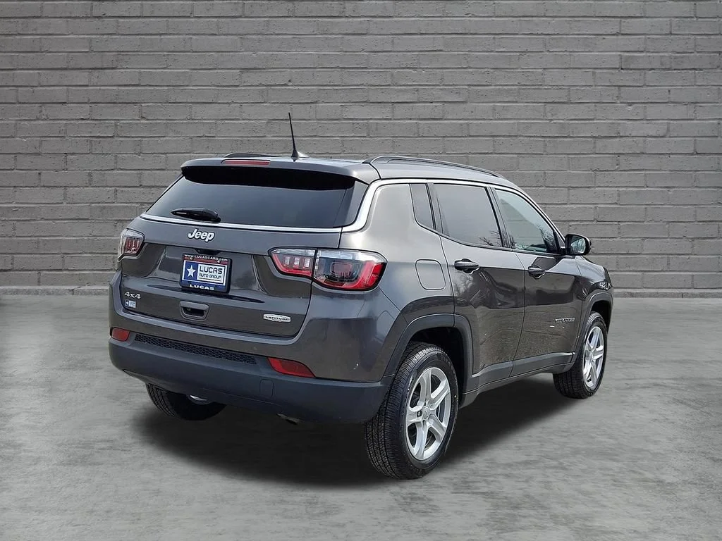 Used 2023 Granite Crystal Metallic Clearcoat Jeep Latitude image 11