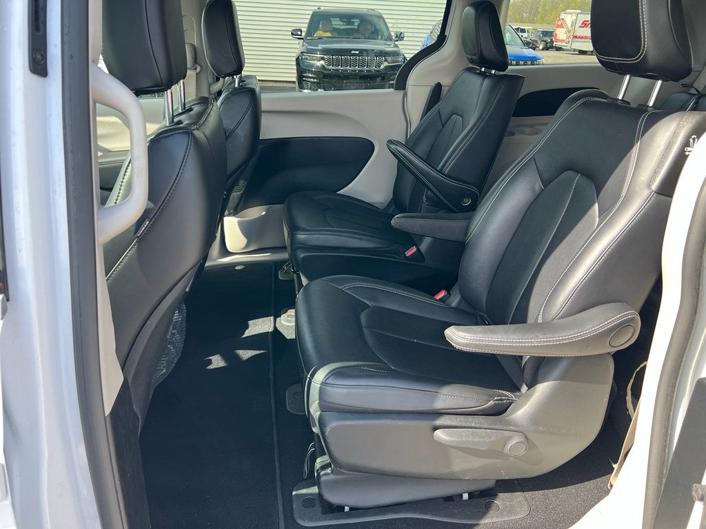 2024 Chrysler Pacifica PHEV Select - Photo 13