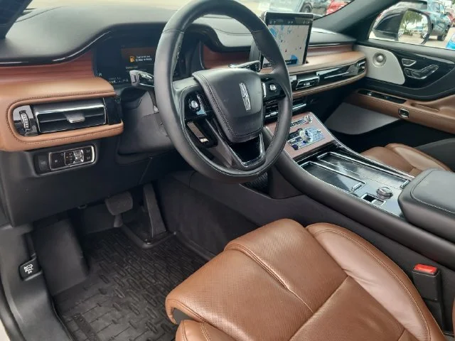 Used 2023 White Lincoln Reserve image 20