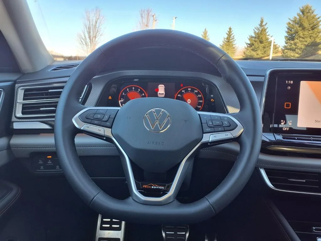 New 2026 Avocado Green Pearl Volkswagen 2.0T Peak Edition image 11
