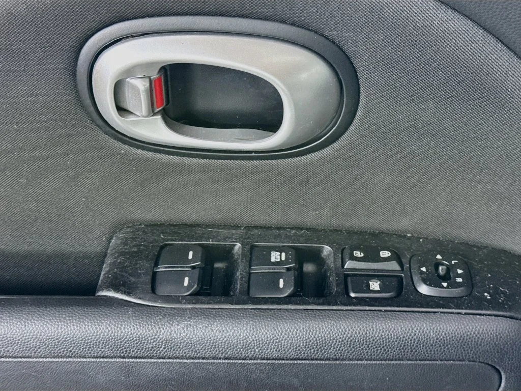 Used 2016 White Kia Base image 18