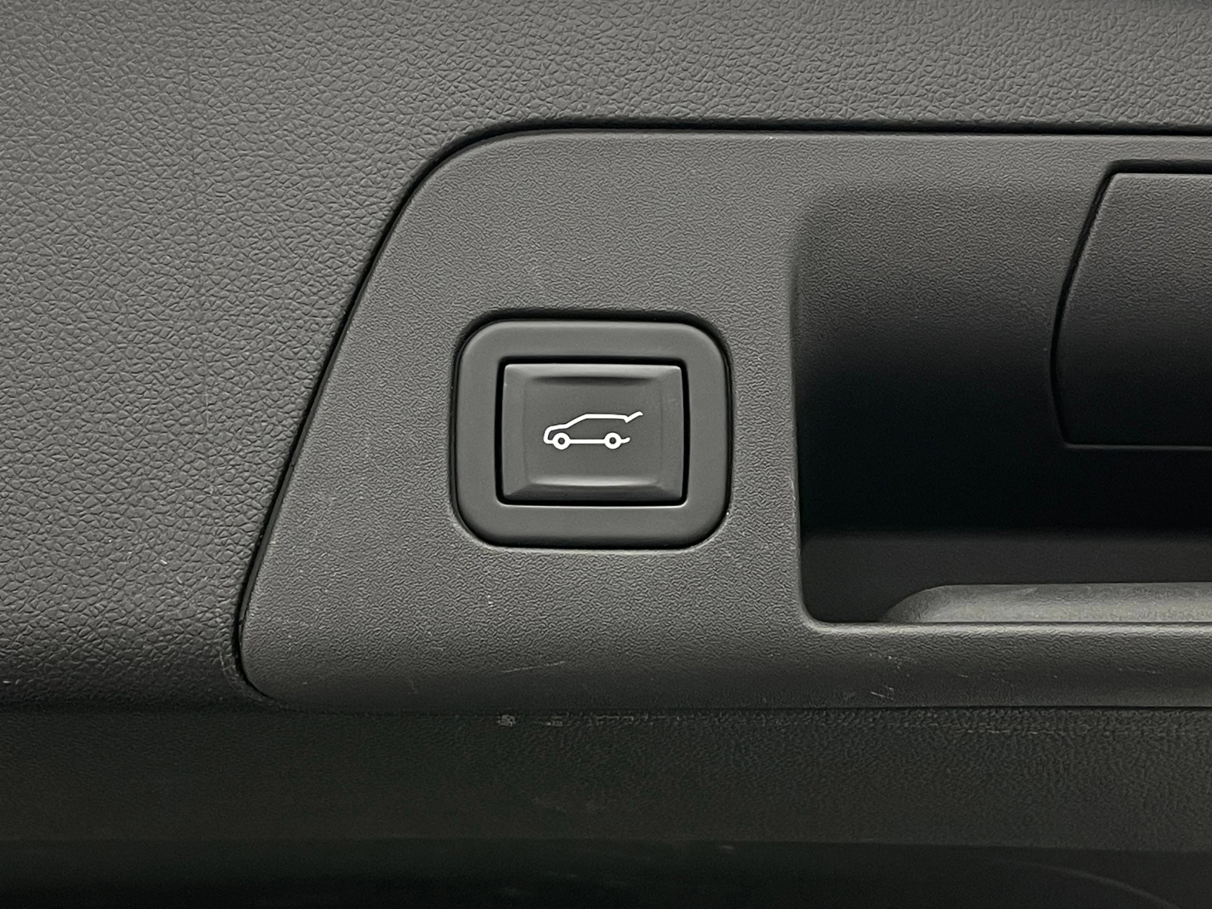 Used 2023 Summit White Buick Essence image 10