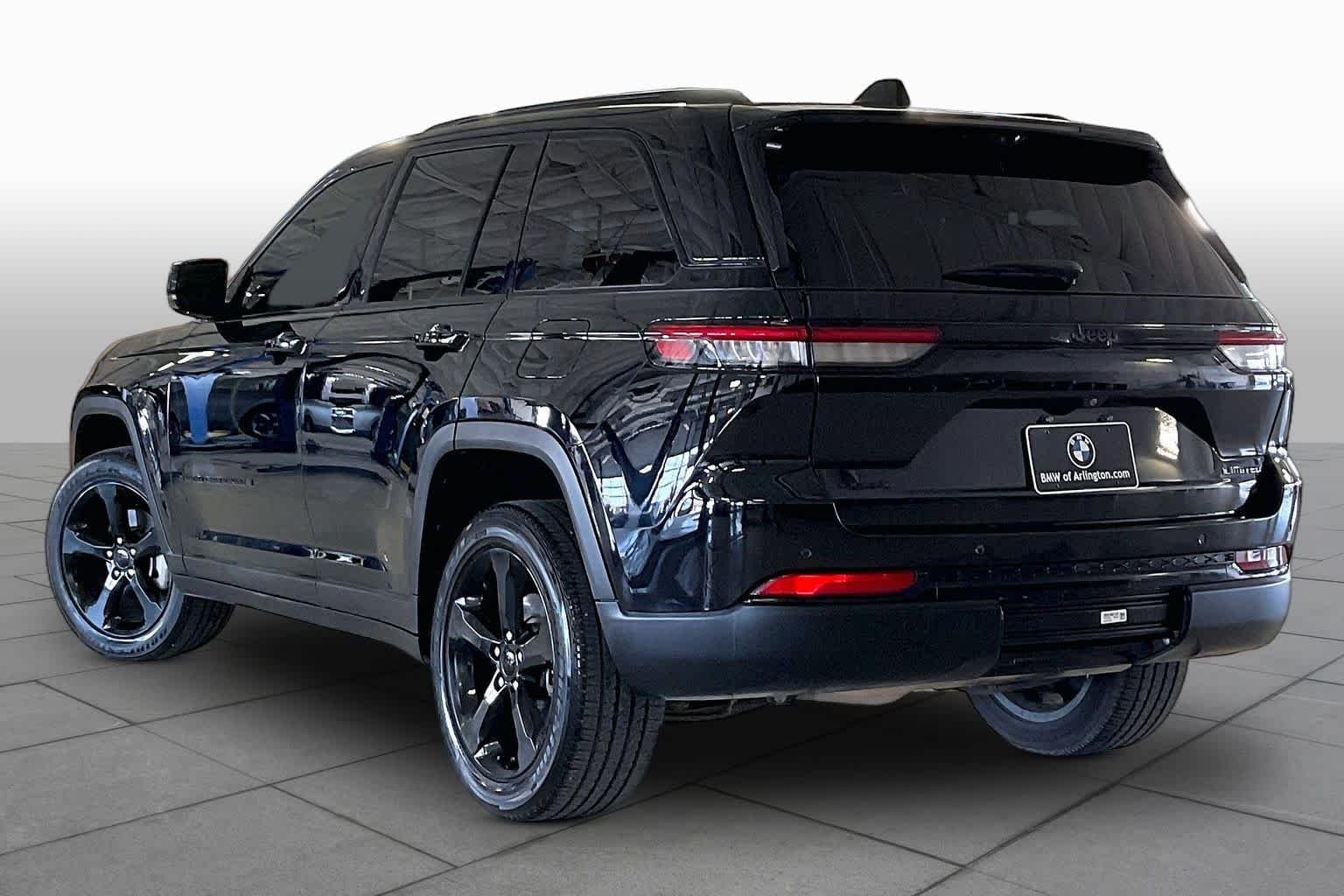 Used 2023 Diamond Black Crystal Pearlcoat Jeep Limited image 10