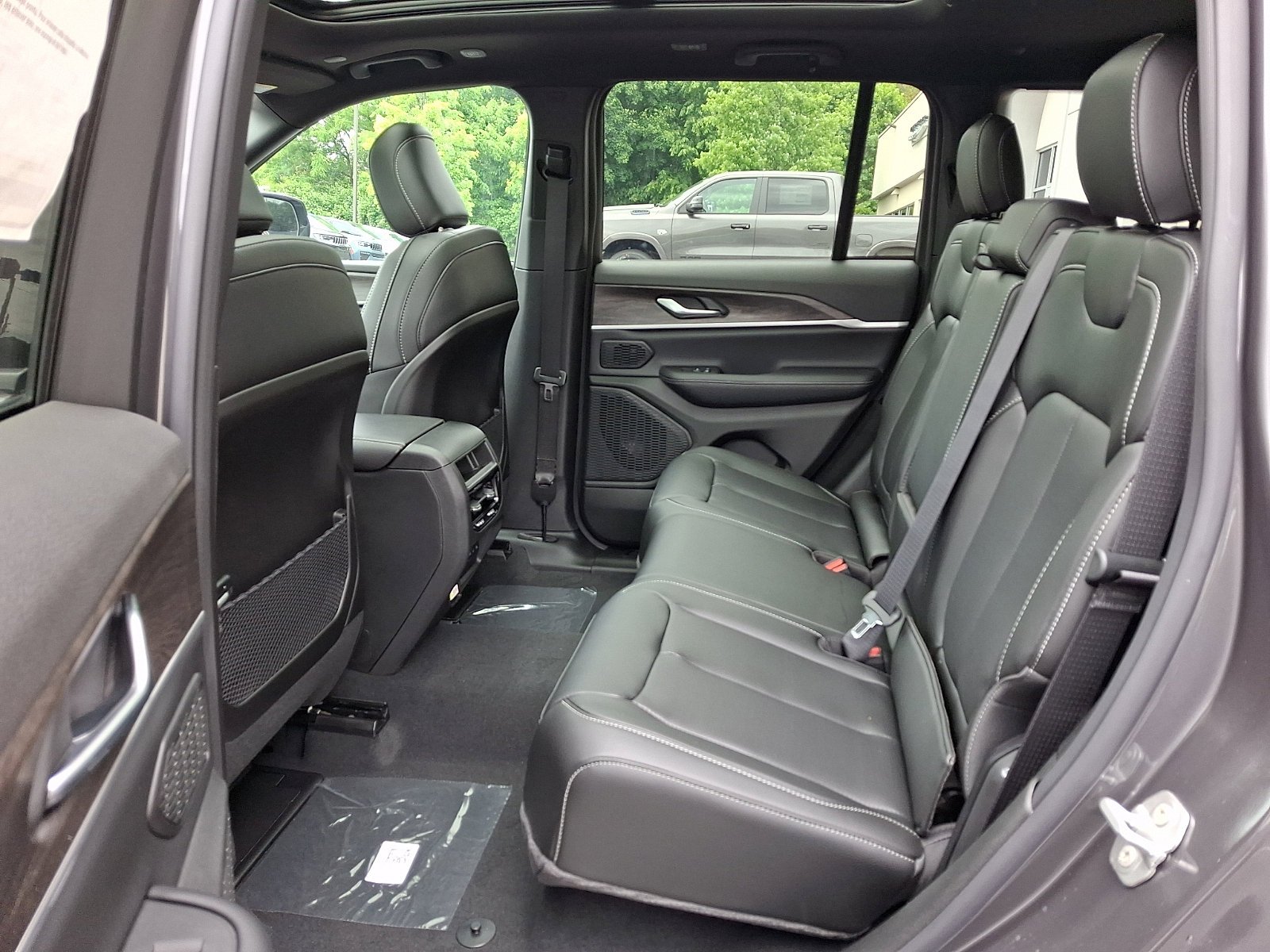 New 2026 Baltic Gray Metallic Clear-Coat Exterior Paint Jeep Limited image 6