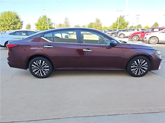 Used 2025 Garnet Pearl Metallic Nissan SV image 2