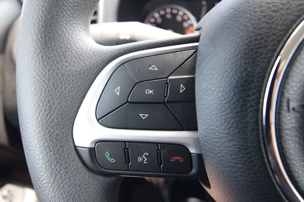 Used 2023 Gray Jeep Latitude image 19