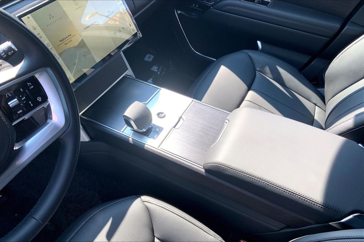 New 2026 Fuji White Land Rover SE image 7