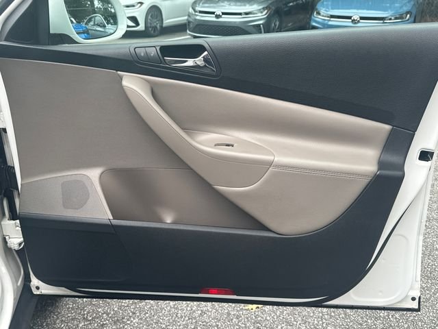 Used 2008  Volkswagen Lux image 14