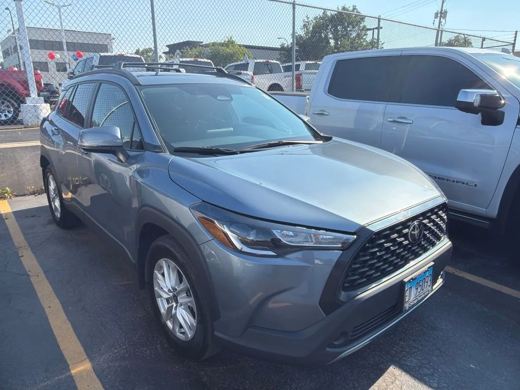 Used 2023  Toyota LE image 2