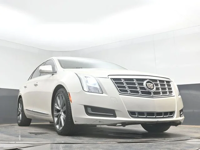 Used 2013 White Diamond Clearcoat Cadillac Base image 26