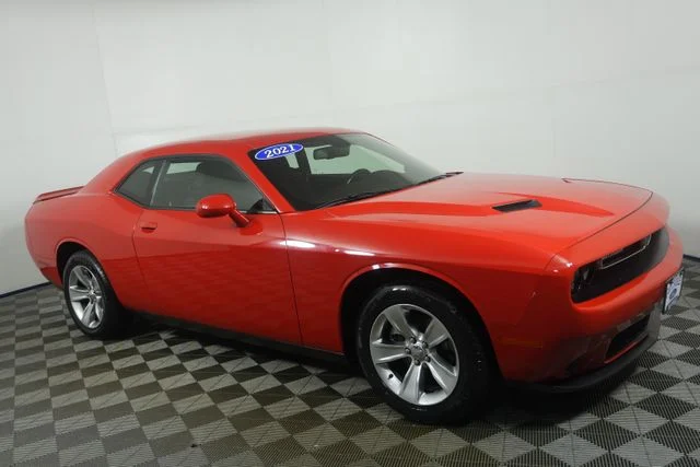 Used 2021 Torred Clearcoat Dodge SXT image 2