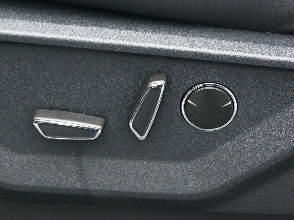 New 2025 Oxford White Ford Lariat image 9
