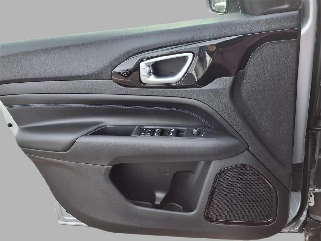 New 2026 Silver Zynith Metallic Clearcoat Jeep Latitude image 15