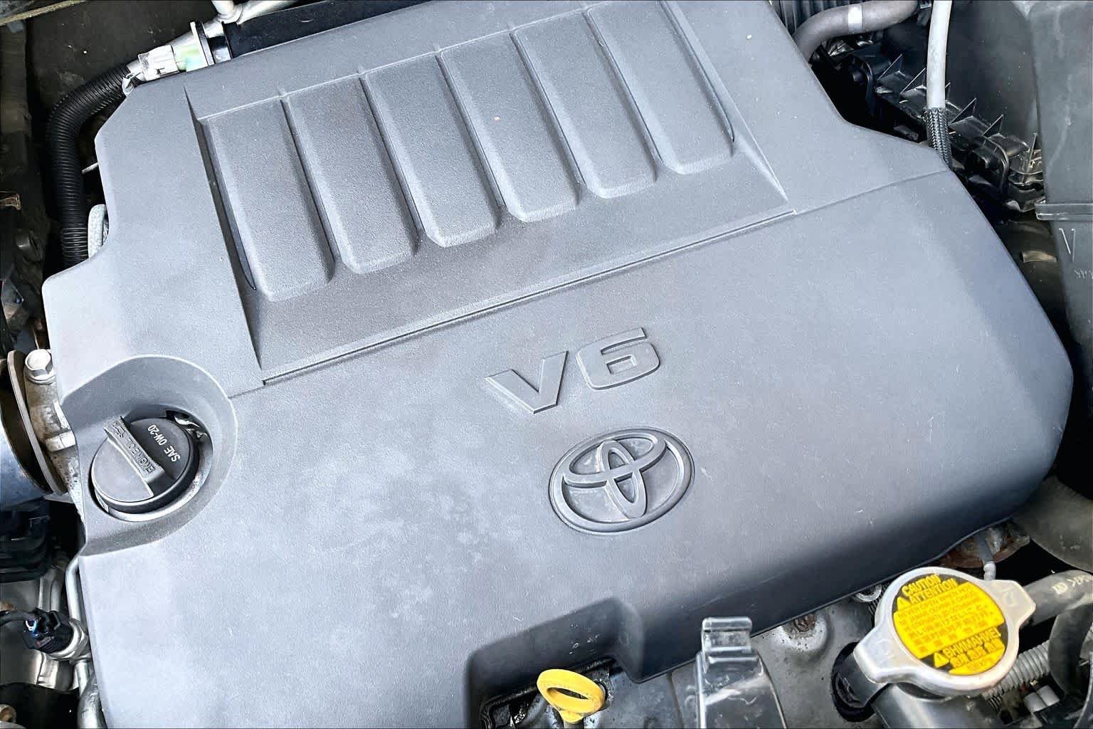 Used 2015 Silver Sky Metallic Toyota XLE image 31