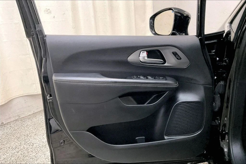 Used 2025 Black Chrysler Select image 21