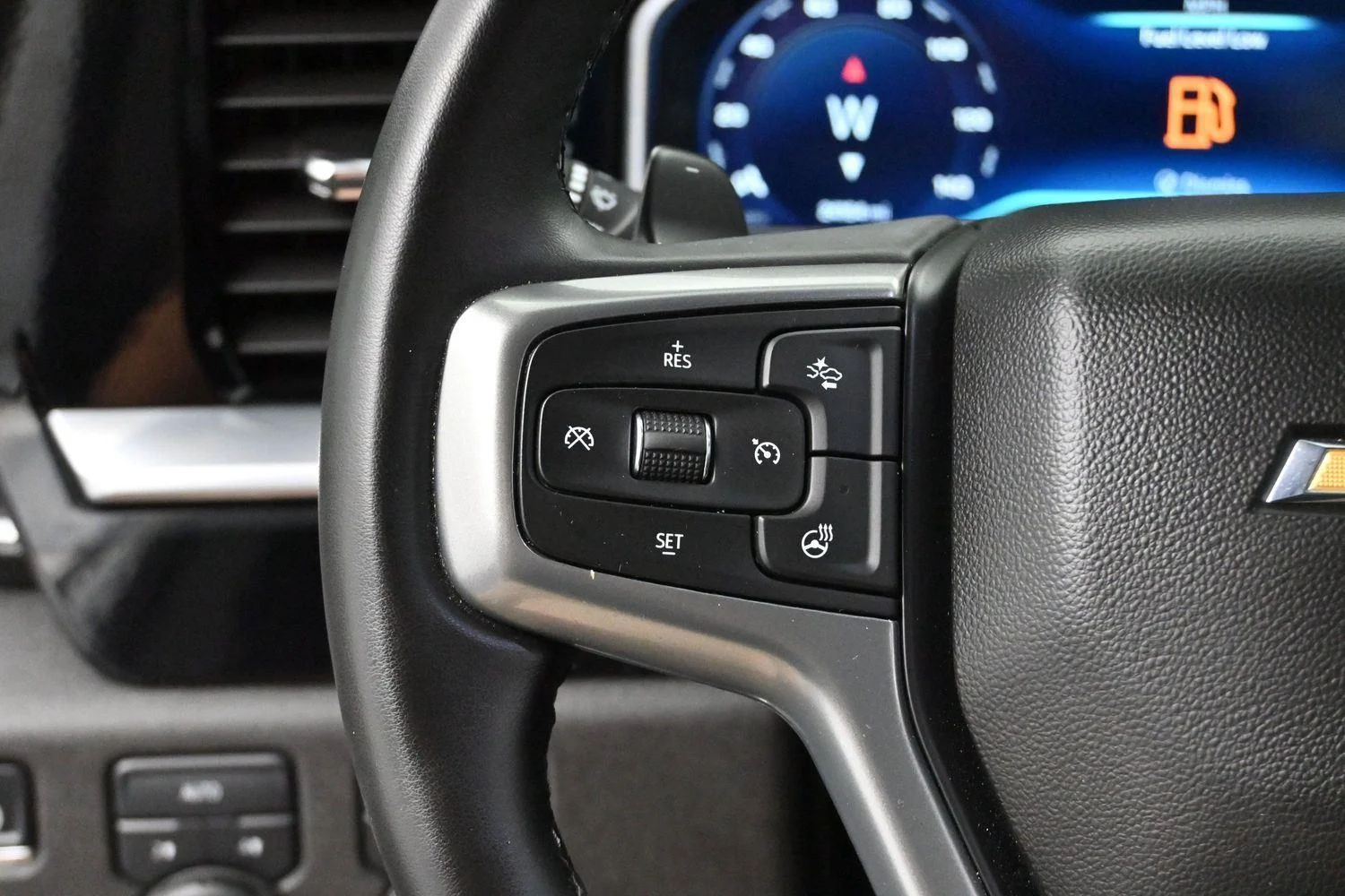 Used 2025 Summit White Chevrolet LT image 17