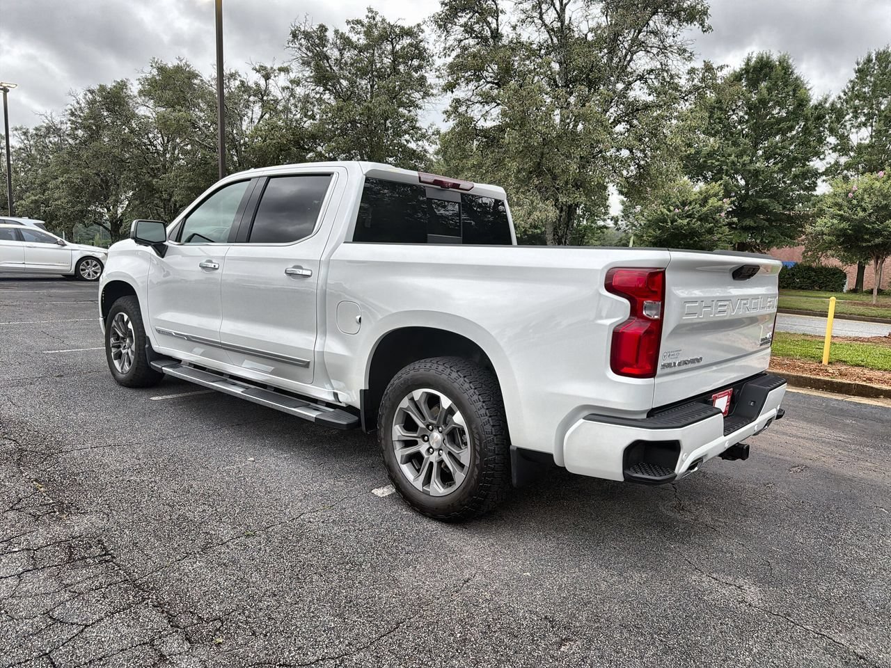 Used 2024 Iridescent Pearl Tricoat Chevrolet High Country image 6