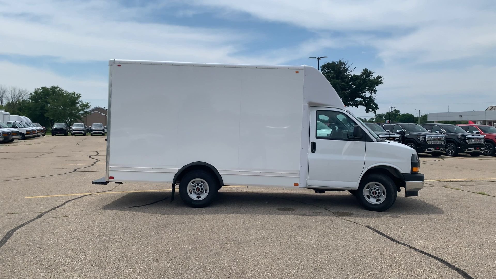 New 2025 Summit White GMC 1WT image 33