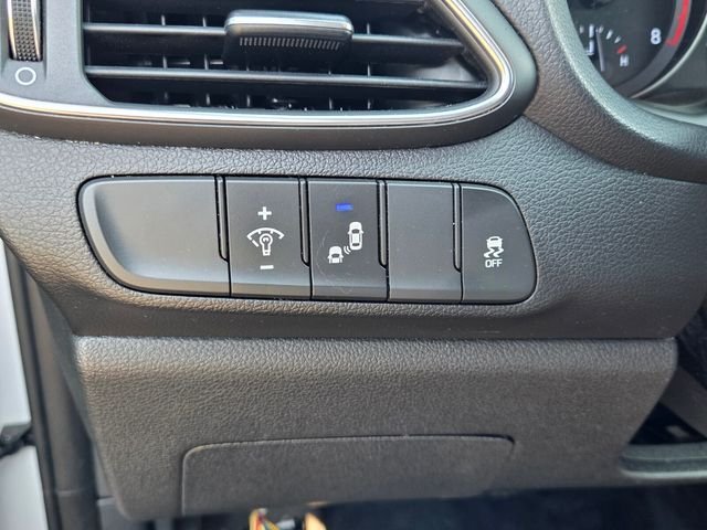 Used 2018 White Hyundai Base image 28