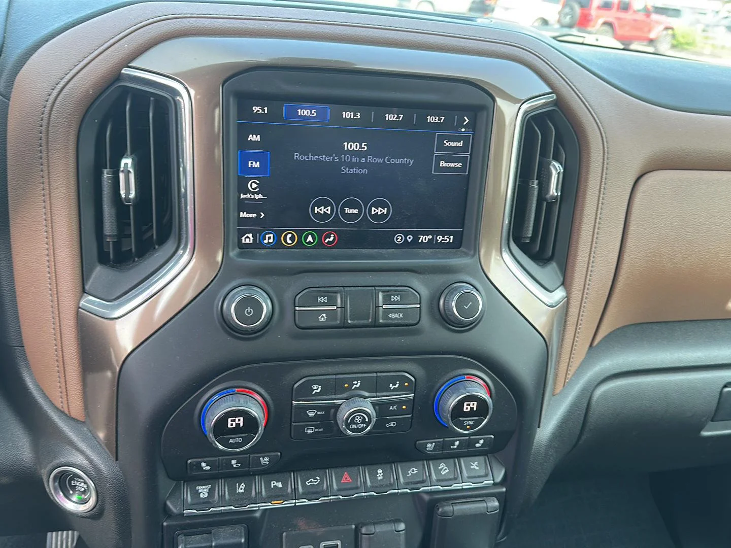 Used 2022 Iridescent Pearl Tricoat Chevrolet High Country image 9