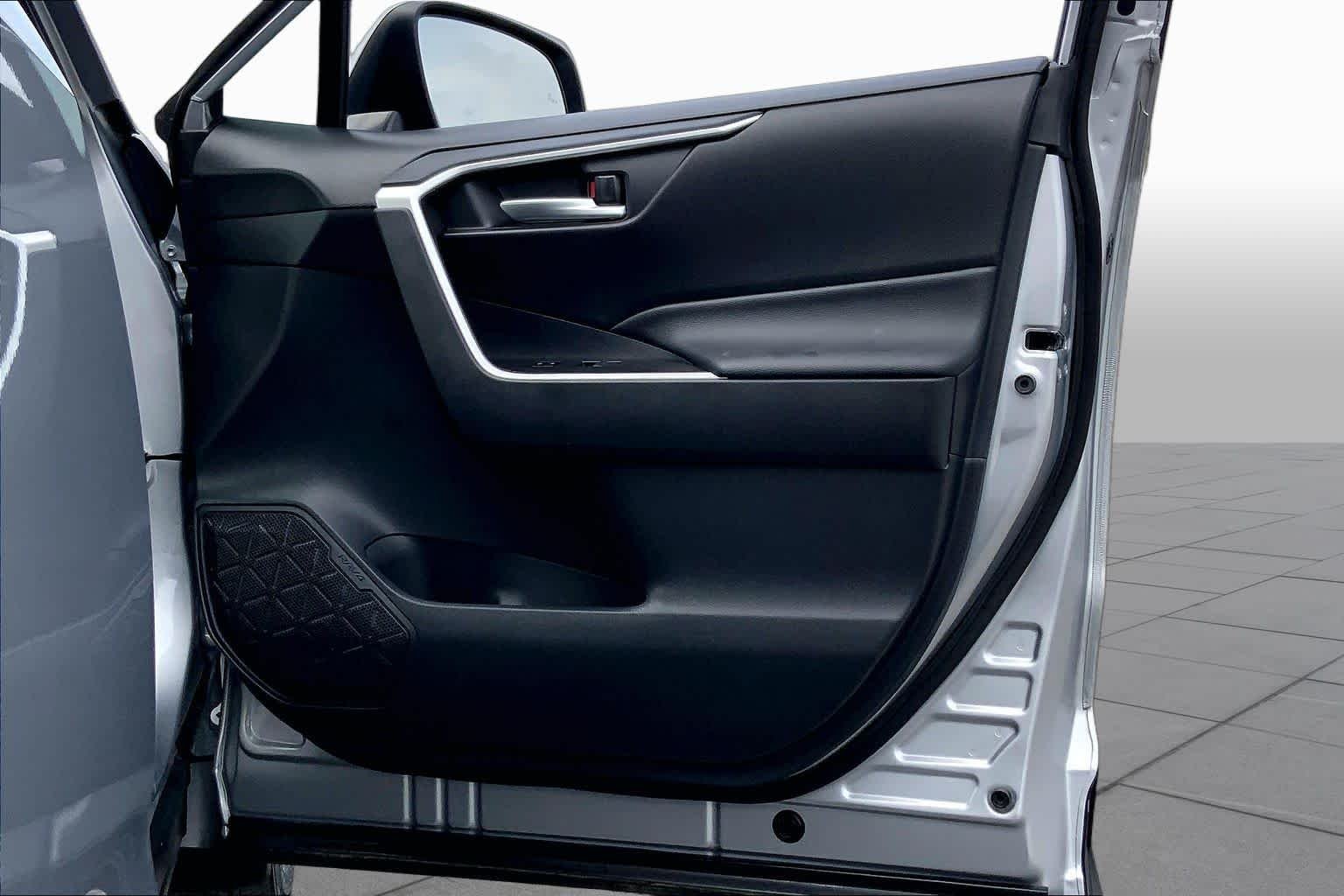 Used 2024 Silver Sky Metallic Toyota Hybrid XLE image 22
