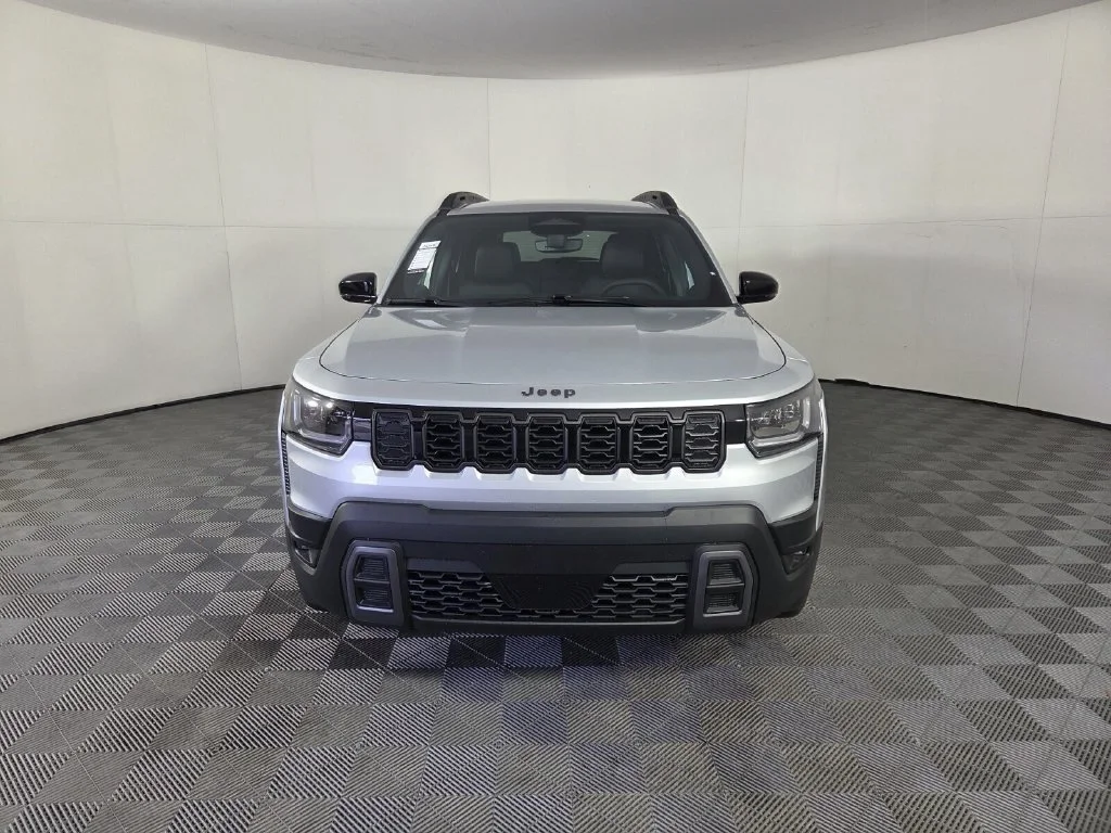 New 2026 Silver Zynith Clear-Coat Exterior Paint Jeep Limited image 3