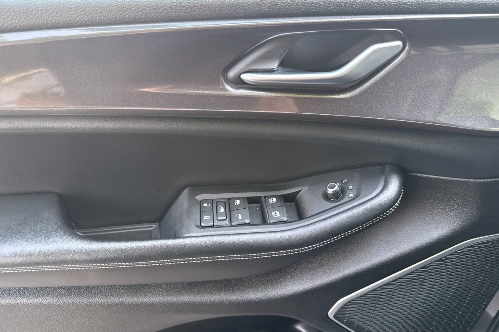 Used 2022 Gray Jeep Laredo image 10