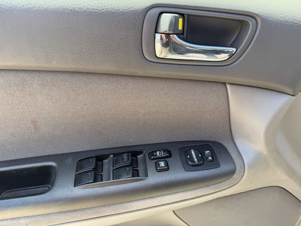 Used 2006  Toyota  image 21