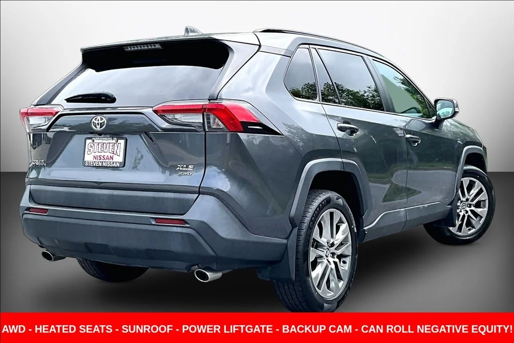 Used 2020 Gray Toyota XLE Premium image 6