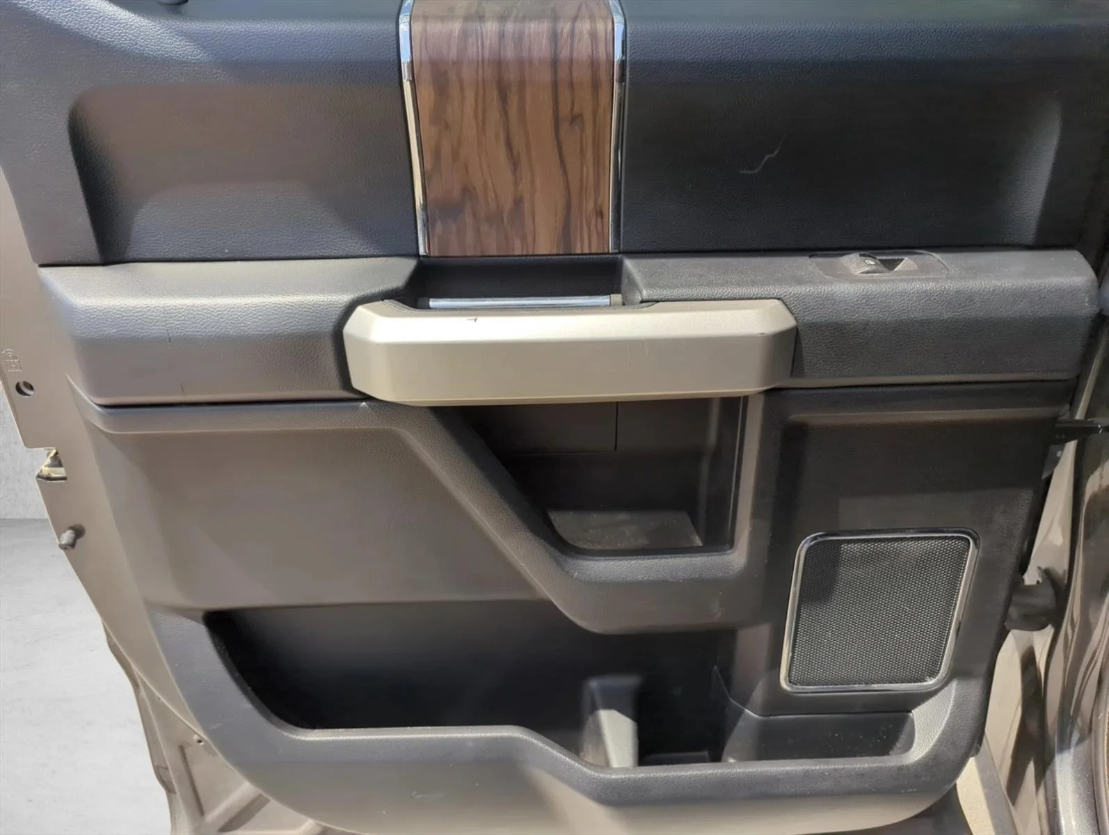 Used 2018 Magnetic Metallic Ford LARIAT image 22