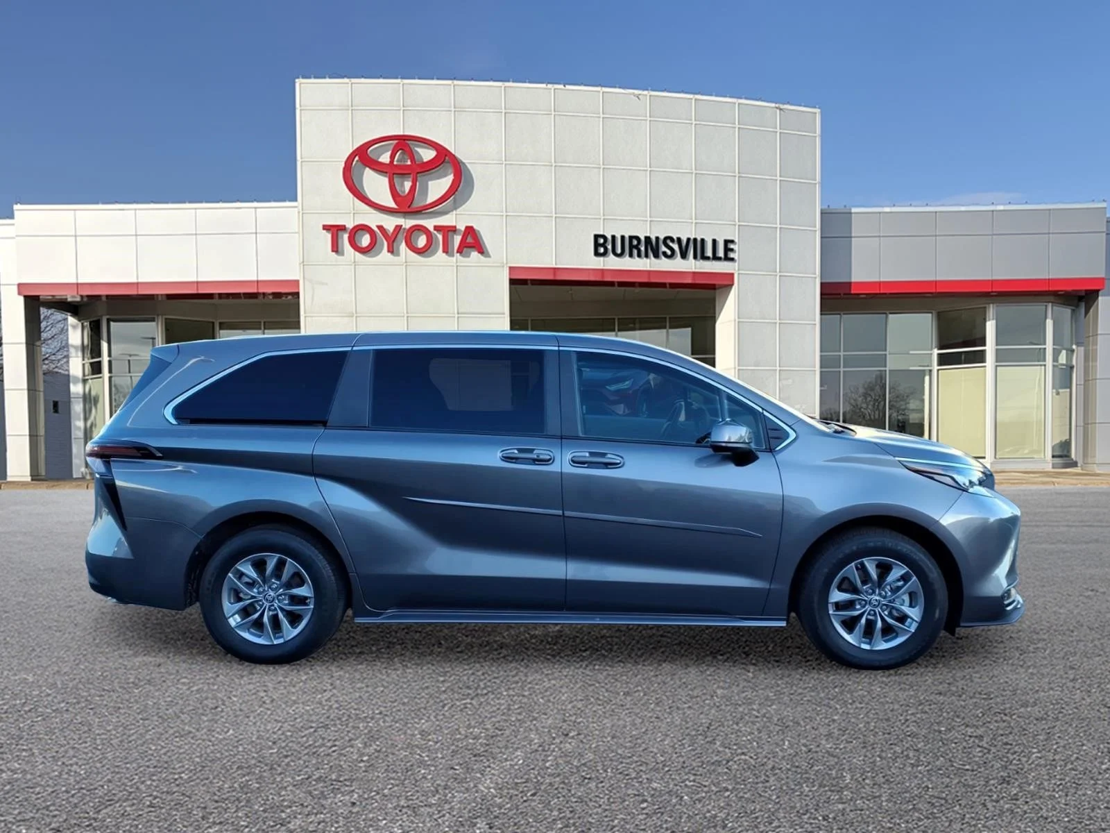 Used 2024 Toyota Sienna LE with VIN 5TDKSKFC0RS120620 for sale in Burnsville, Minnesota