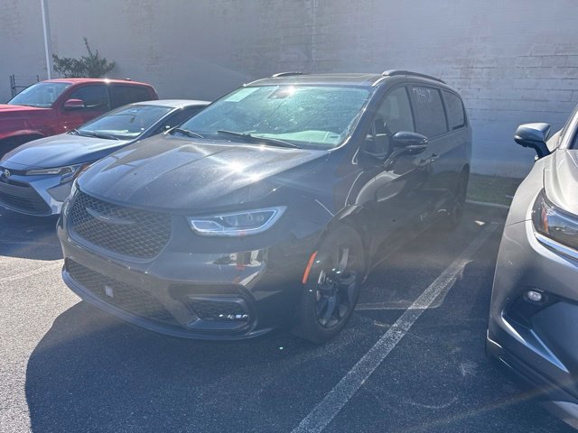 Used 2025 Black Chrysler Limited image 1