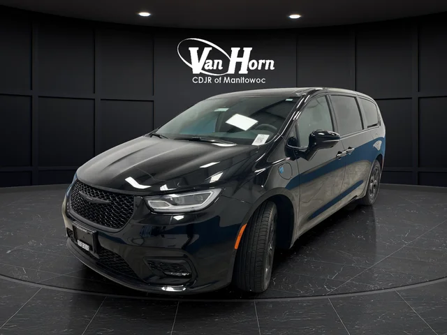 Used 2023 Brilliant Black Crystal Pearlcoat Chrysler Limited image 3