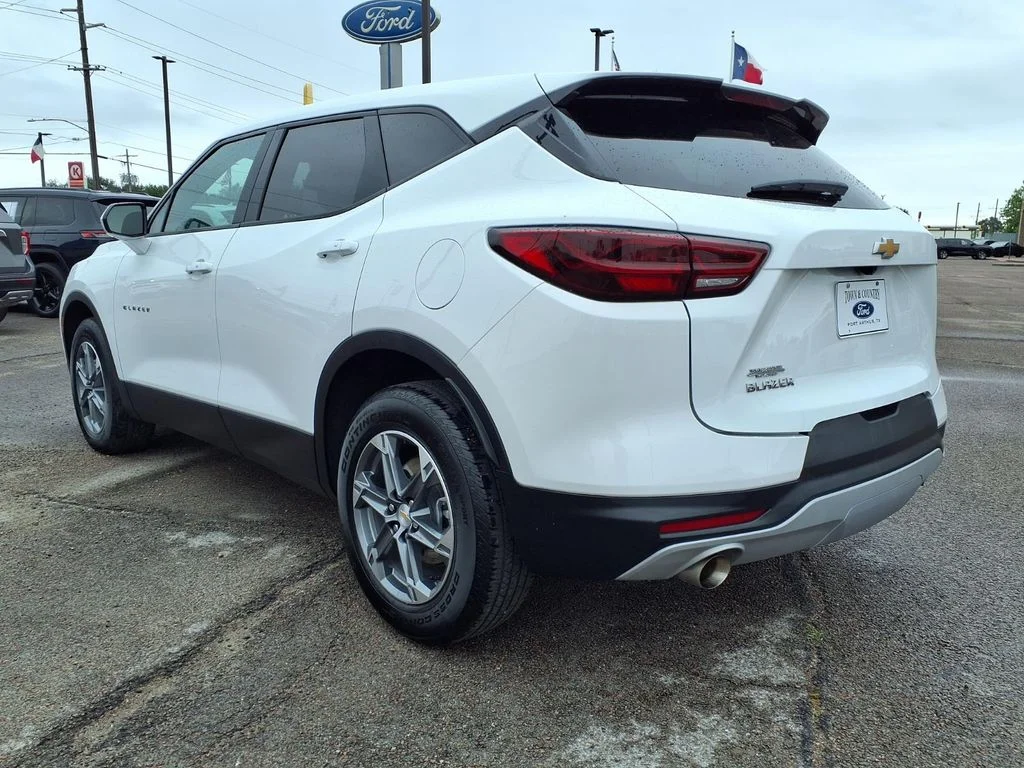 Used 2025 White Chevrolet LT image 2