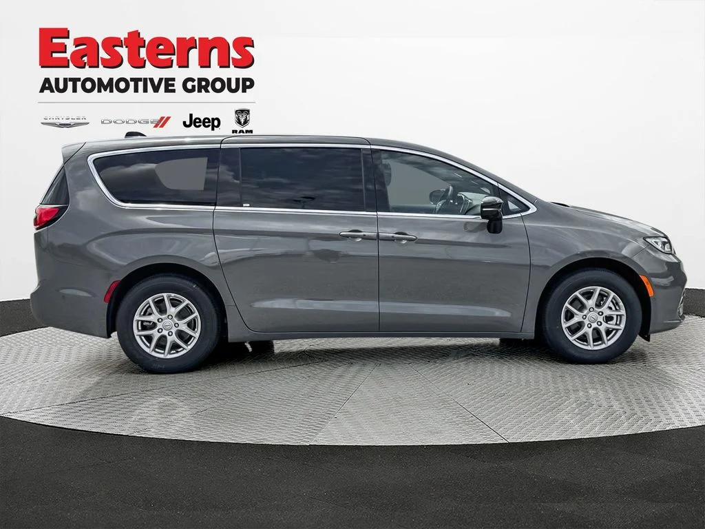 New 2025 Ceramic Gray Clear-Coat Exterior Paint Chrysler Select image 6