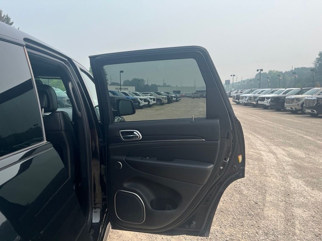 Used 2018 Diamond Black Jeep Overland image 31